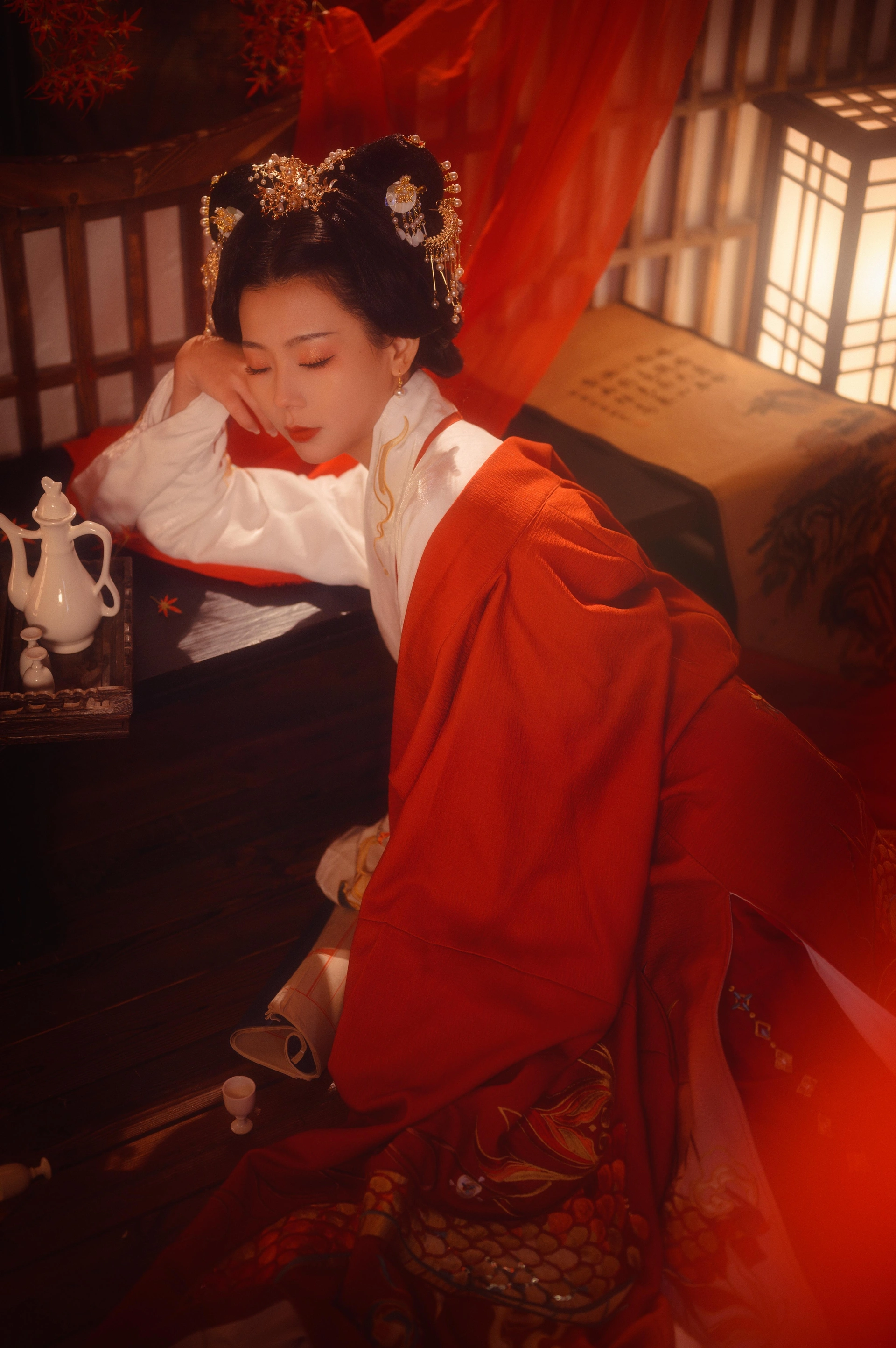 拿相机的执义《酒黯乡魂》红色汉服古典写真