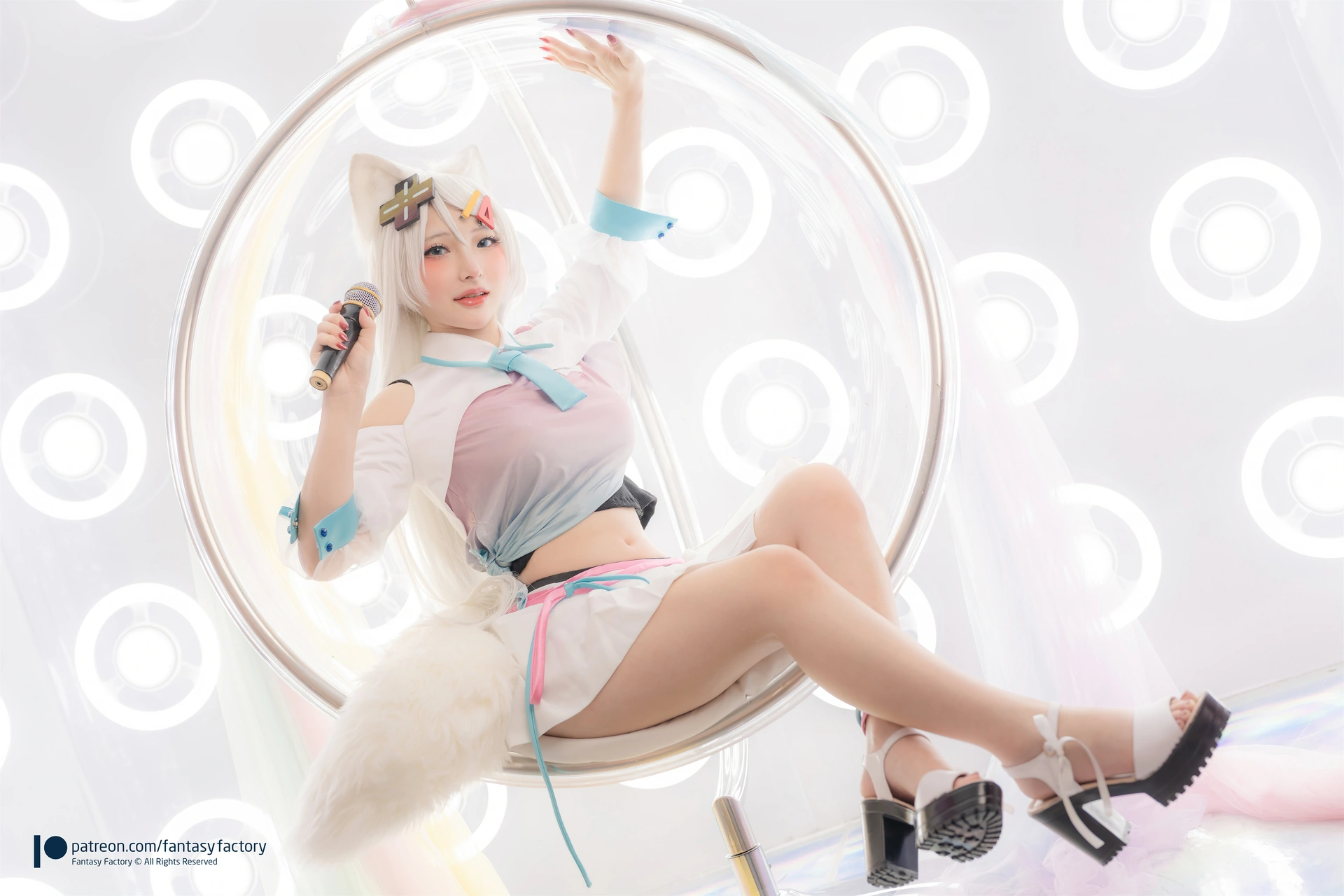 fantasyfactory小丁《粉彩猫耳偶像》：猫耳歌手与环形灯光写真插图