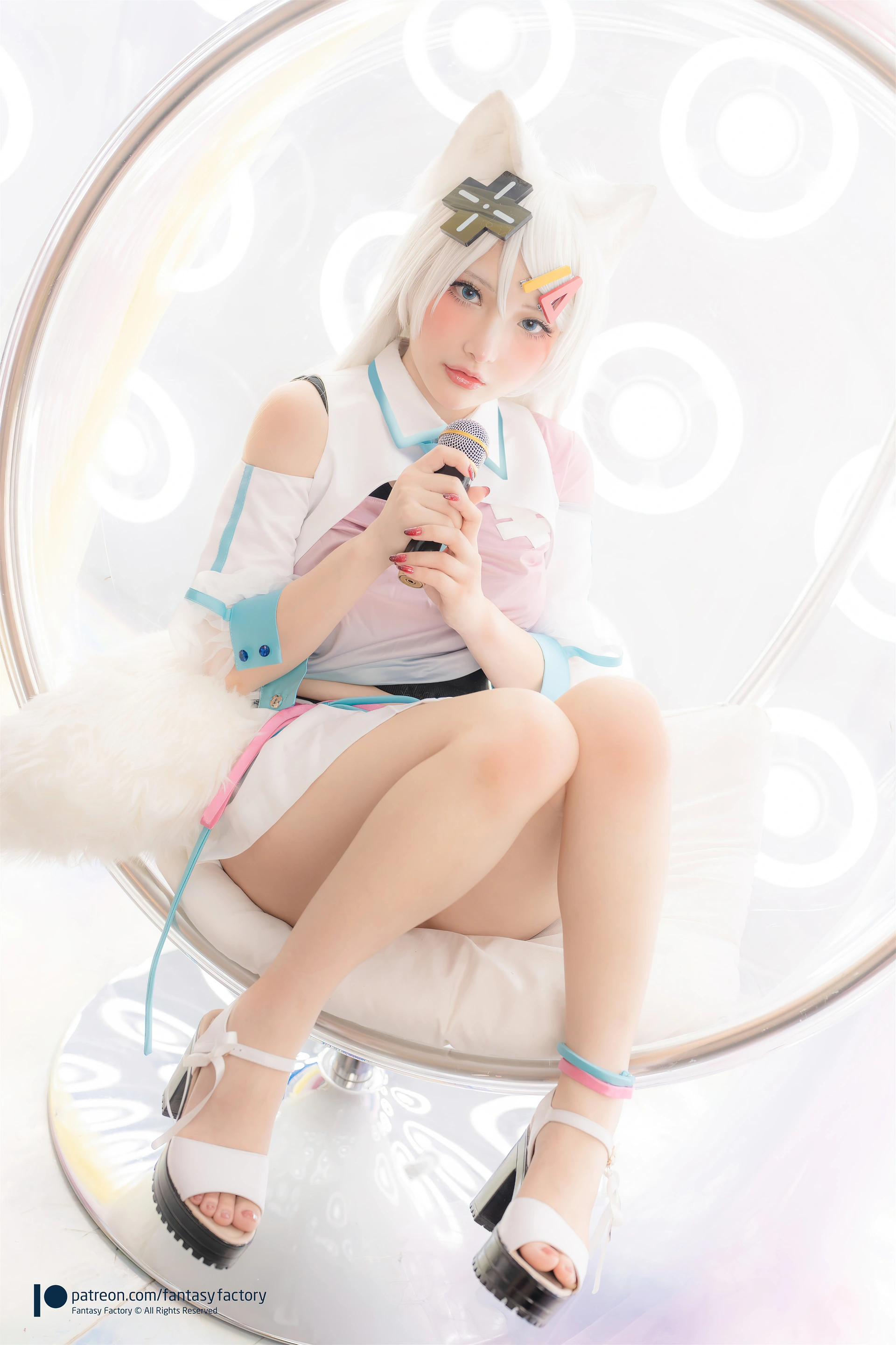 fantasyfactory小丁《粉彩猫耳偶像》：猫耳歌手与环形灯光写真插图2
