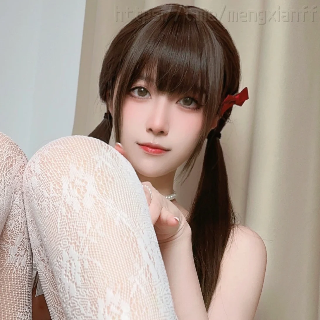 迷之呆梨《脱到一半》:白色蕾丝与贴近镜头的居家写真插图 迷之呆梨《脱到一半》:白色蕾丝与贴近镜头的居家写真插图