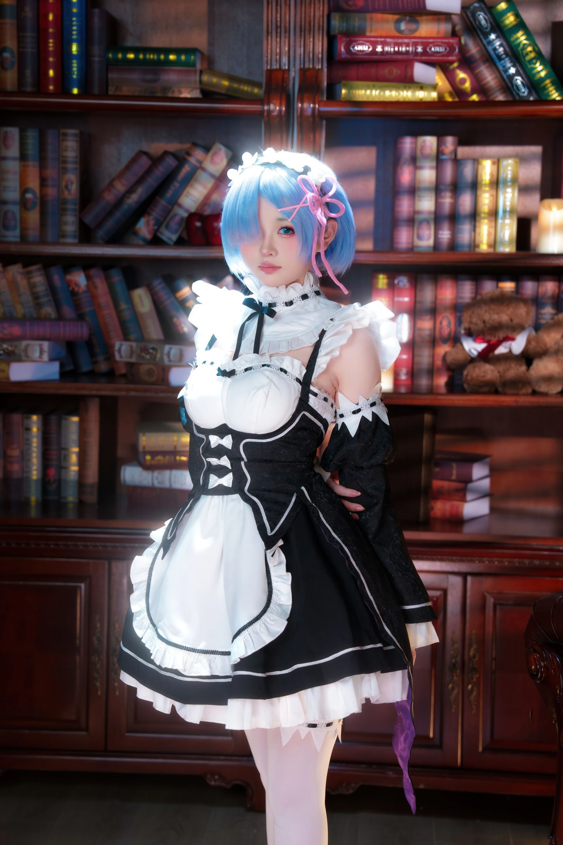 幼水铃衣《Rem ReZero》：蓝发女仆与书房暖光COS写真插图