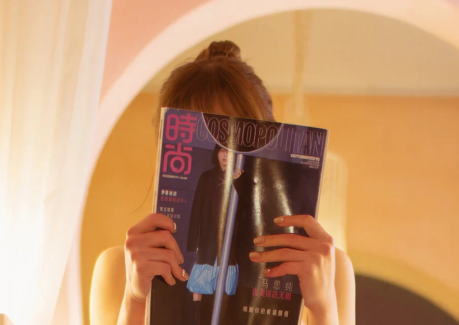 鹿八岁baby《夜色如梦》:暖色浴室与杂志道具的居家写真插图 鹿八岁baby《夜色如梦》:暖色浴室与杂志道具的居家写真插图