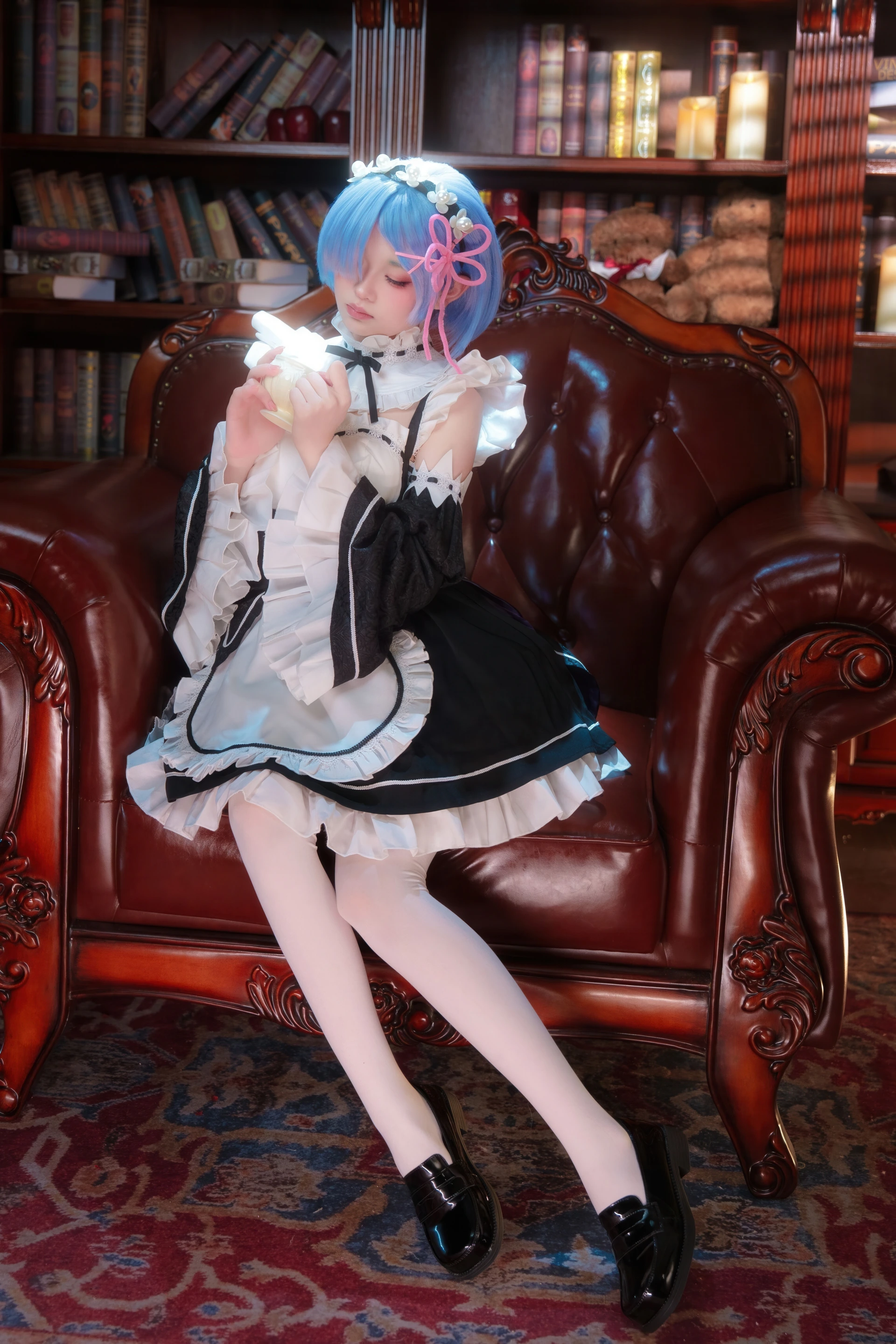 幼水铃衣《Rem ReZero》：蓝发女仆与书房暖光COS写真插图1