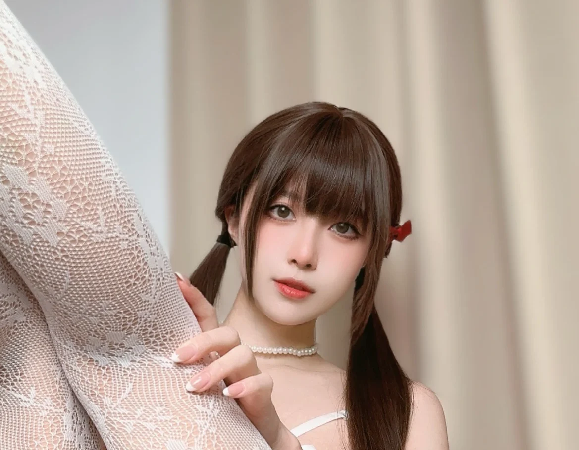 迷之呆梨《脱到一半》:白色蕾丝与贴近镜头的居家写真插图1 迷之呆梨《脱到一半》:白色蕾丝与贴近镜头的居家写真插图1