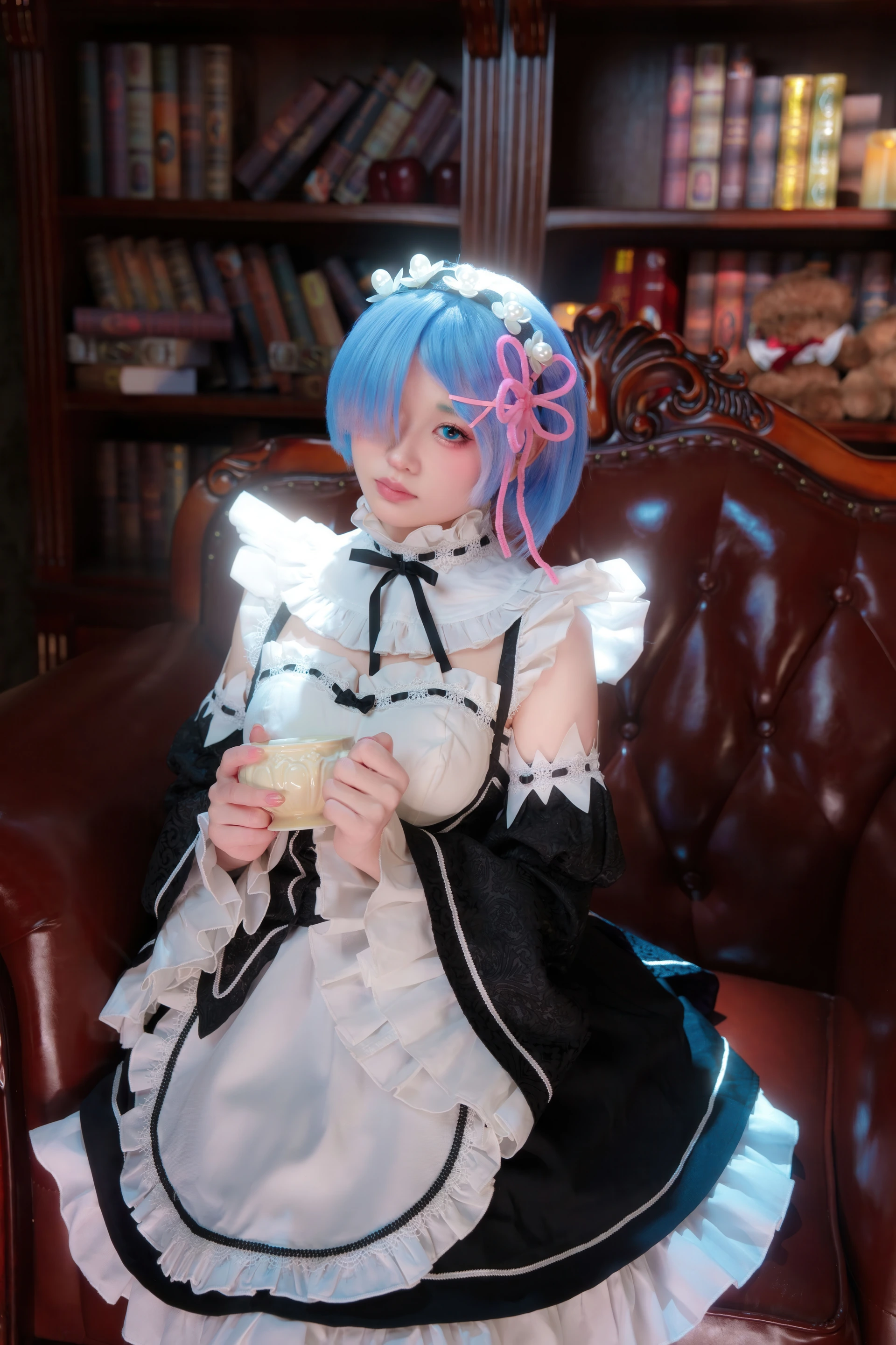 幼水铃衣《Rem ReZero》：蓝发女仆与书房暖光COS写真插图2