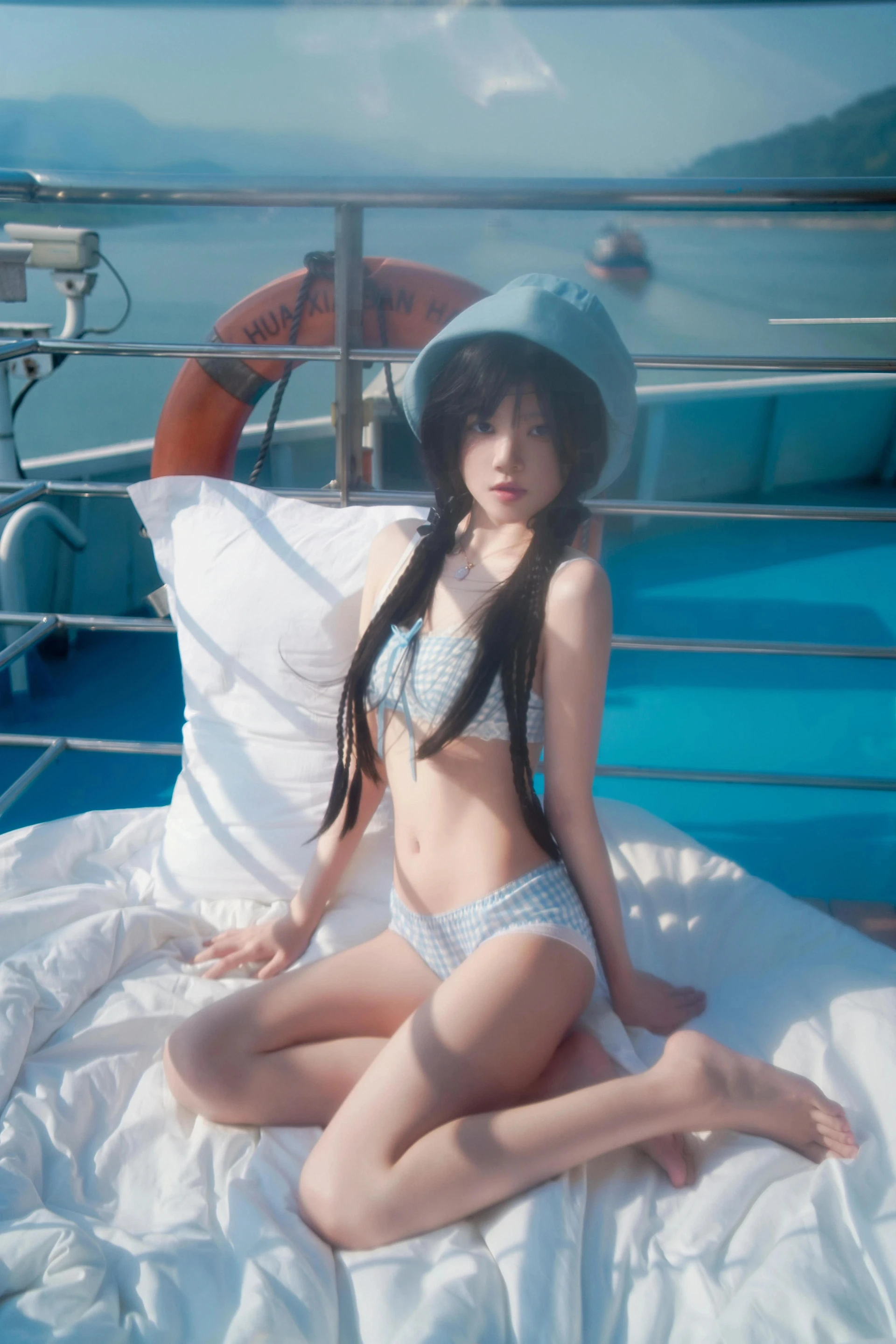 桜桃喵《CherryKISS 忽夏》:渔夫帽与格纹泳装的甲板夏日写真插图1 桜桃喵《CherryKISS 忽夏》:渔夫帽与格纹泳装的甲板夏日写真插图1