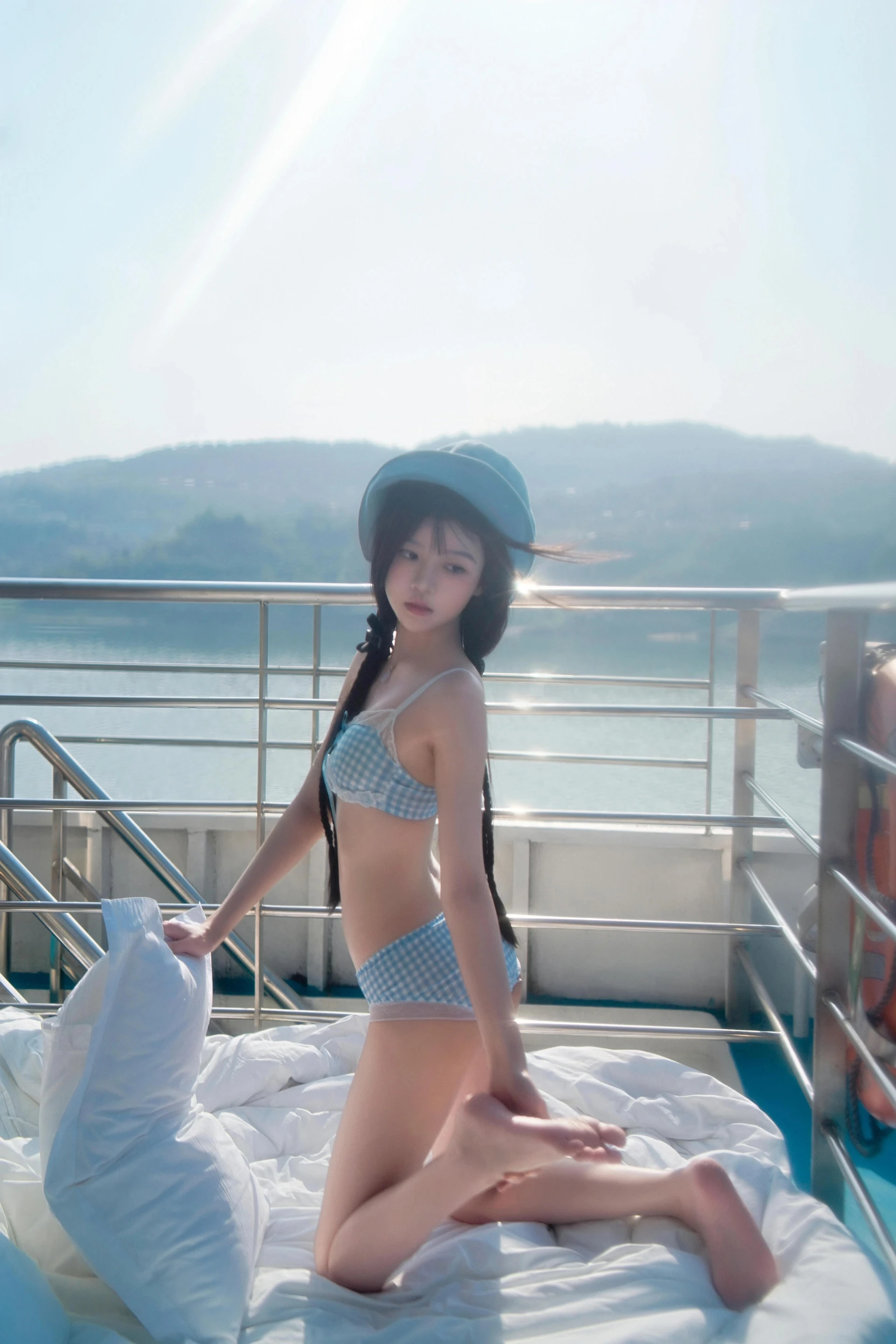 桜桃喵《CherryKISS 忽夏》:渔夫帽与格纹泳装的甲板夏日写真插图2 桜桃喵《CherryKISS 忽夏》:渔夫帽与格纹泳装的甲板夏日写真插图2