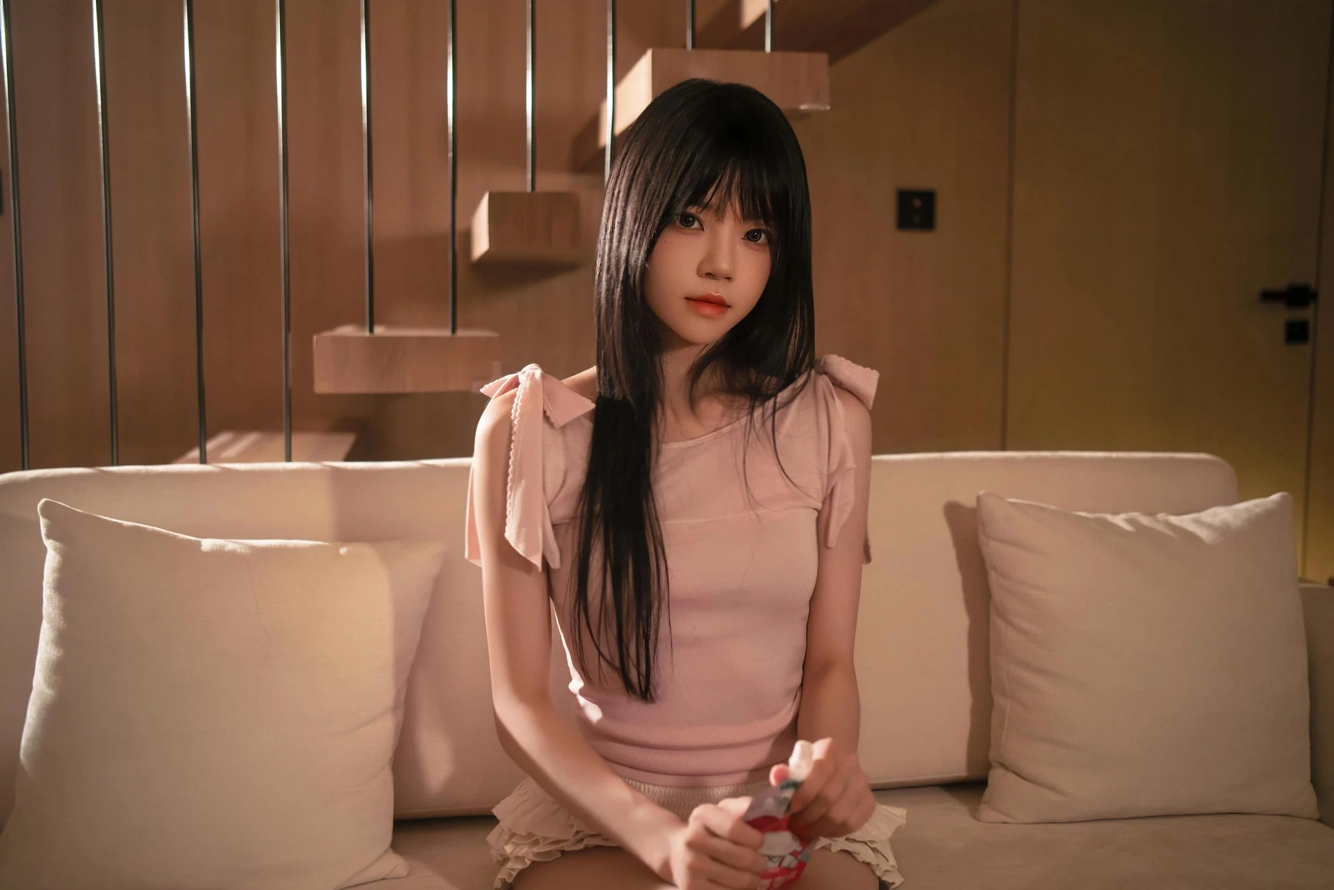 桜桃喵《CherryKISS 深夜不眠》:暖光客厅里的粉色居家写真插图 桜桃喵《CherryKISS 深夜不眠》:暖光客厅里的粉色居家写真插图