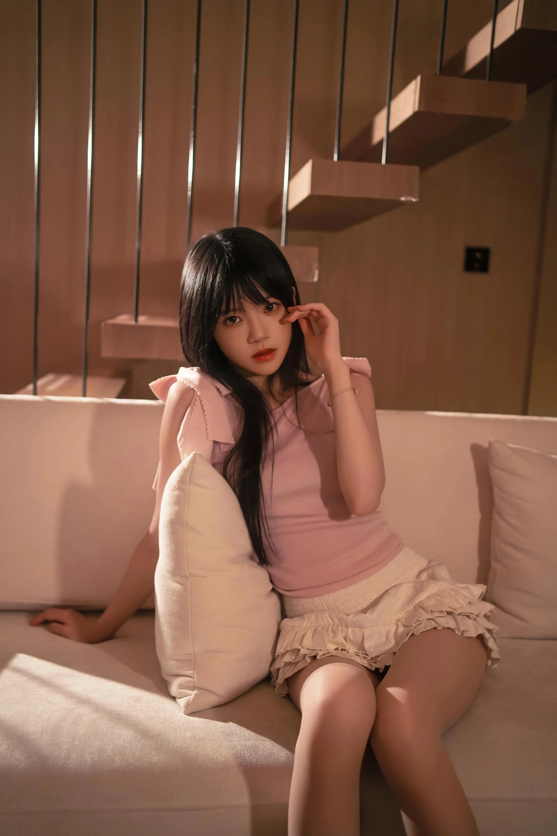 桜桃喵《CherryKISS 深夜不眠》:暖光客厅里的粉色居家写真插图1 桜桃喵《CherryKISS 深夜不眠》:暖光客厅里的粉色居家写真插图1