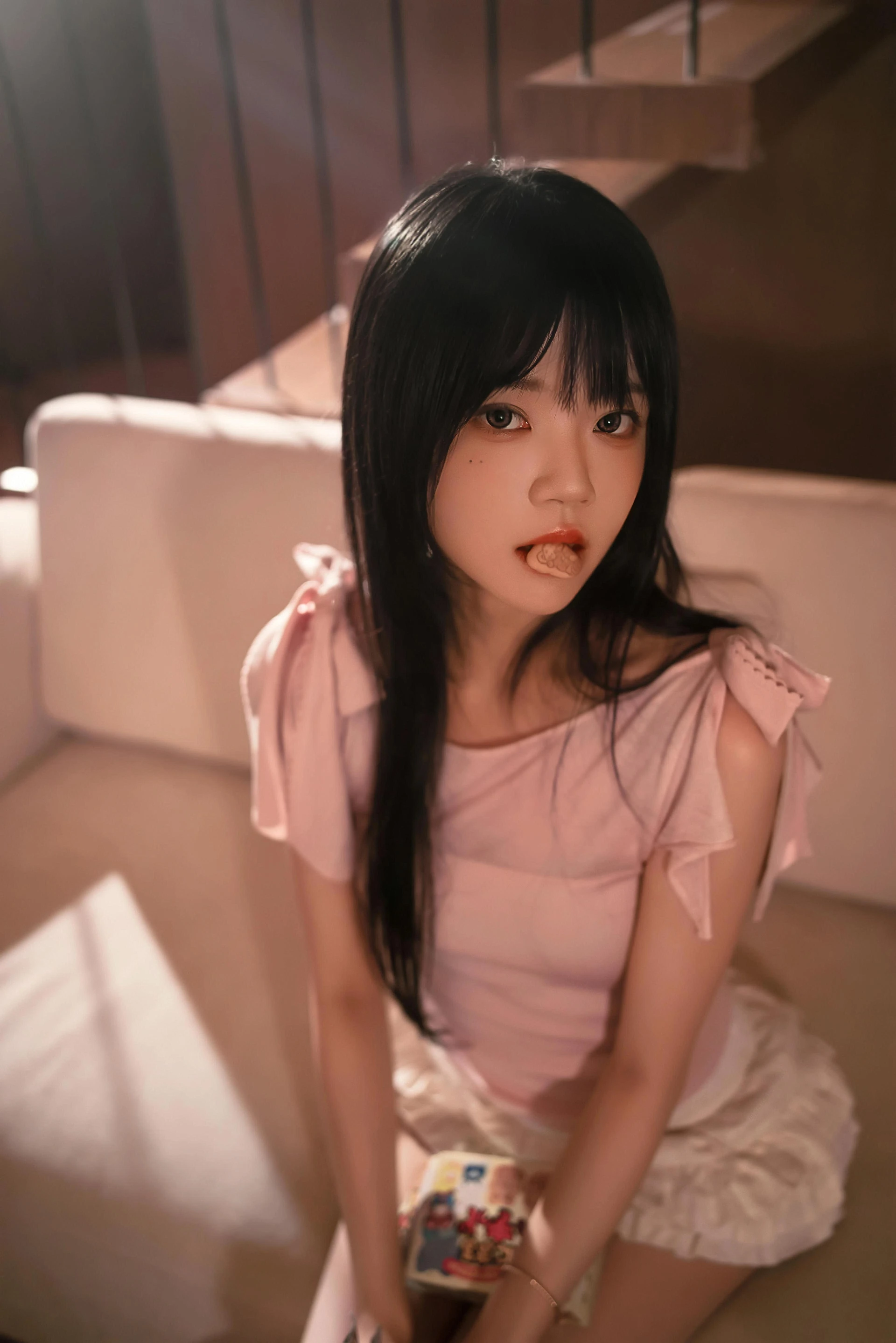 桜桃喵《CherryKISS 深夜不眠》:暖光客厅里的粉色居家写真插图2 桜桃喵《CherryKISS 深夜不眠》:暖光客厅里的粉色居家写真插图2