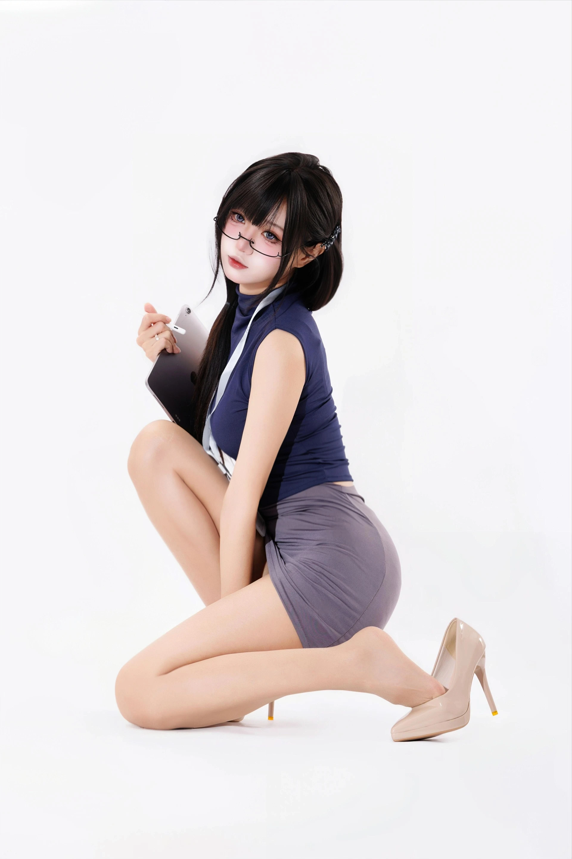 柒柒要乖哦《御姐居家四件》：眼镜工牌的御姐通勤写真插图