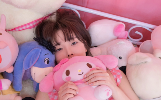 姜仁卿《Pink bikini》：粉色格纹泳装与玩偶房写真