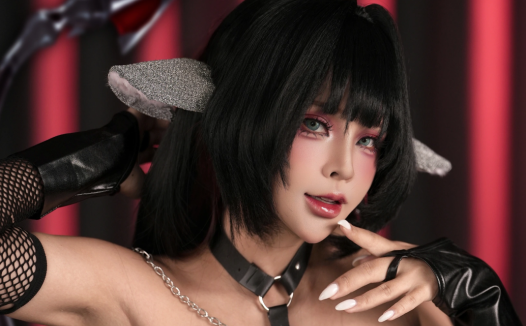 Sayo Momo《Jane Doe》：短发哥特造型的室内写真