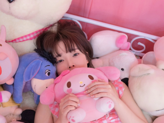 姜仁卿《Pink bikini》：粉色格纹泳装与玩偶房写真